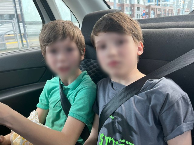 В Екатеринбурге двое детей через балкон сбежали из закрытой квартиры: таким образом их наказала мать за испорченный диван