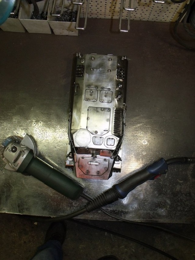 Модель МТЛБ из металла в масштабе 1:18