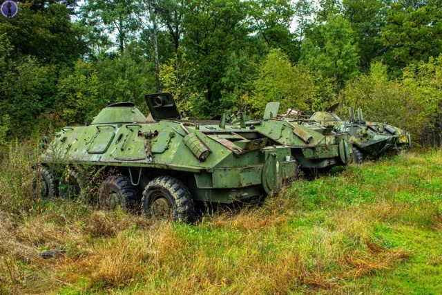 Заброшенные в лесу БТР-ы связистов с дорогими платами внутри
