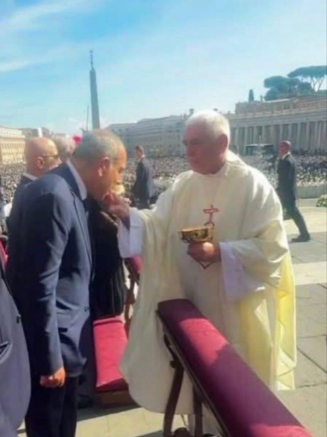 Вчера в ходе визита в Рим премьер-министр Армении Пашинян принял причастие из рук католического кардинала.