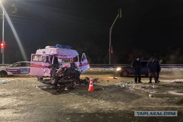 Грузовик протаранил автомобиль скорой в Омской области, пациент погиб
