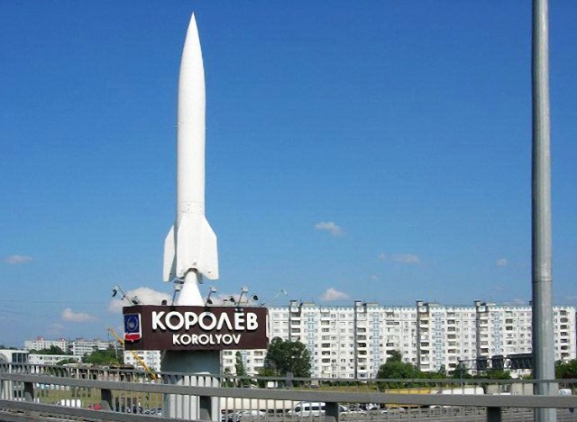 В западных соцсетях завирусился кадр с гигантской ракетой прямо во дворе — речь о памятнике «Союз-У» в Байконуре