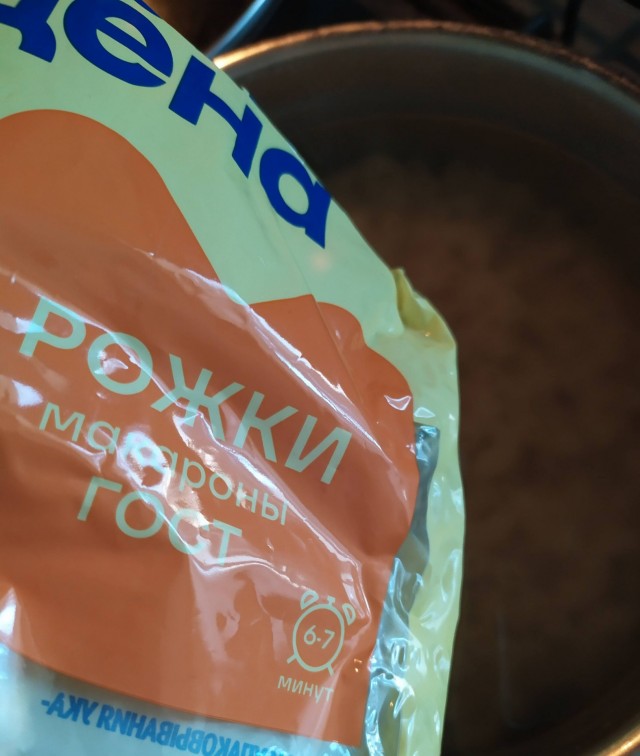 Муха попала в кастрюлю с едой. Как поступить?