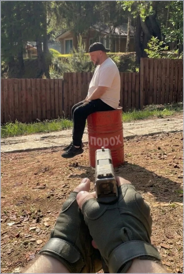 Сел на пенёк - но косарь вроде не должен...