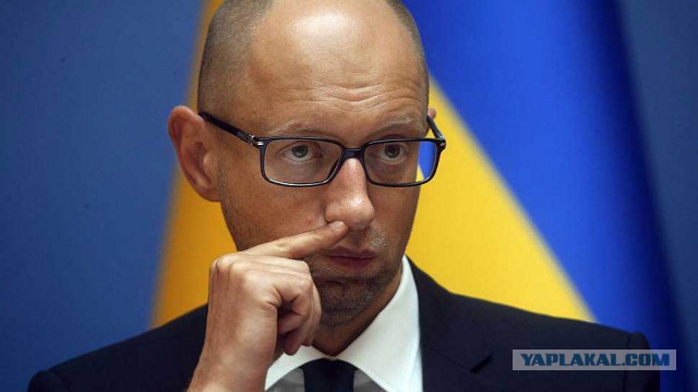 Фото: Яценюка с розами унесли со сцены