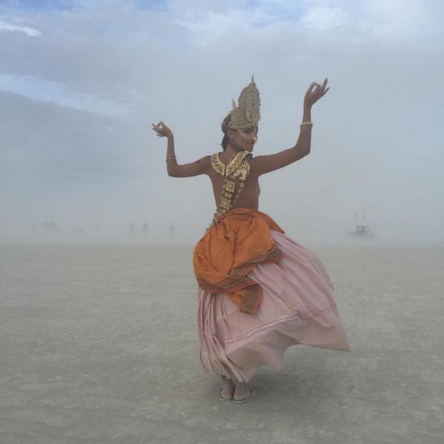 Симпатичные девушки с фестиваля Burning Man