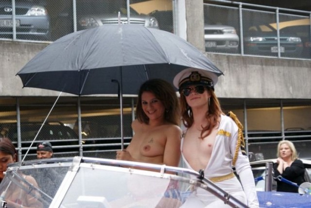 Новозеландский парад "Boobs on Bikes" (18+)