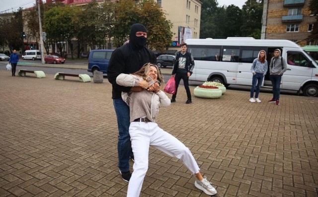 Белорусские женщины сопротивляются задержанию на акции солидарности с Марией Колесниковой