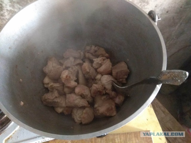 Камрады, что это с нашим, отечественным мясом? Почему из него льется вода?