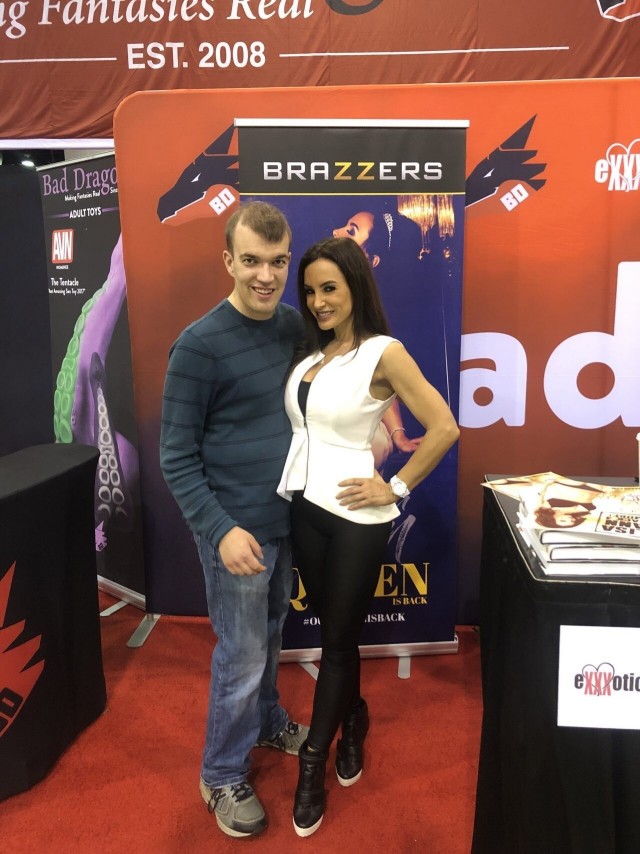 Porn Comicon: парень сфоткался со своими любимыми актрисами