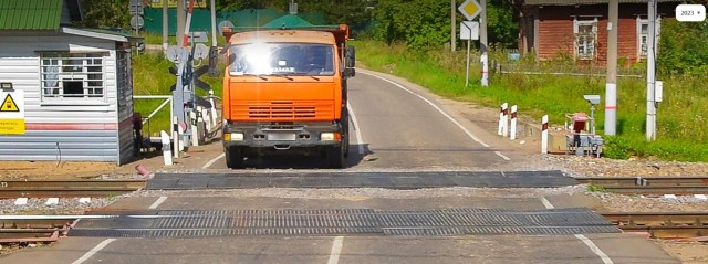 Тепловоз смял легковушку на переезде