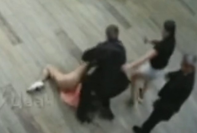 Эпичное видео из детского центра в столичном ТЦ «Авиапарк»: гости подрались с полицейскими, потому что им не разрешили курить