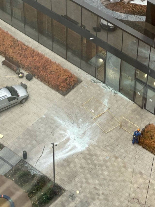 Разбившееся окно едва не убило человека в Москве