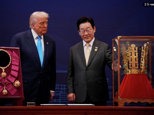 Трампу в Южной Корее подарили орден и корону