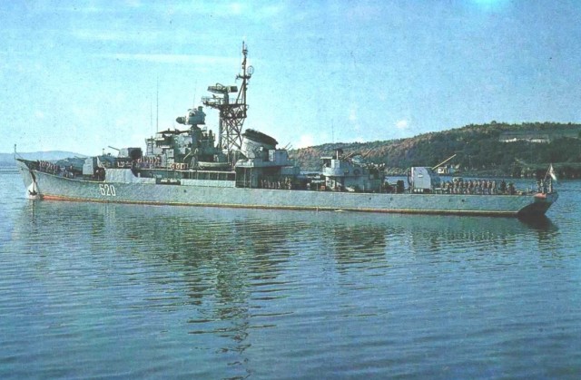 Корабль Береговой охраны завалился на бок в Петропавловске-Камчатском