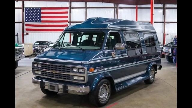 Автомобильные хиты 90-х возвращаются на дороги: россияне скупают 30-летние Mercedes, BMW и Porsche из Европы — за них не надо платить утильбор