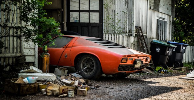 Семейная реликвия провела 28 лет в сарае: Lamborghini Miura P400
