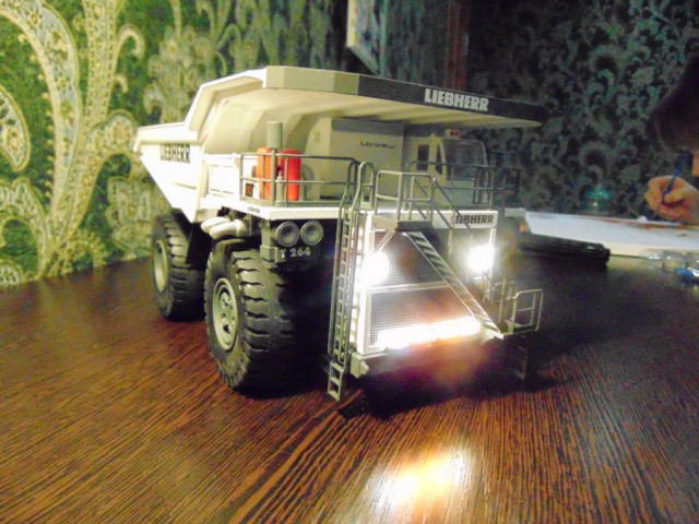 Радиоуправляемая модель карьерного самосвала LIEBHERR T264 Litronic