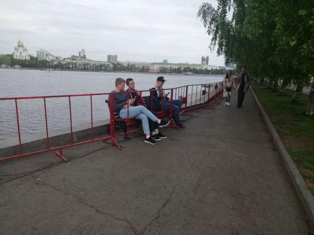 Екатеринбург: чоповцы под руководством полиции огораживают сквер. Полностью