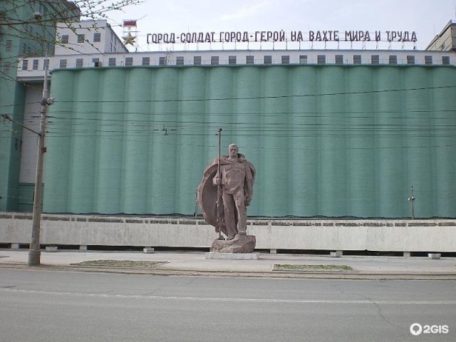 Вандалы порезали на металл памятник на братской могиле в Волгограде