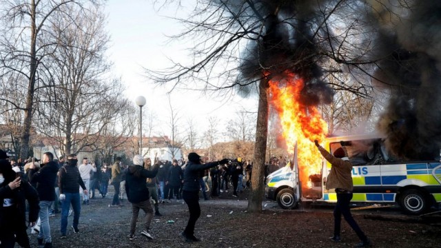 Тожешведы мирно гуляют ...