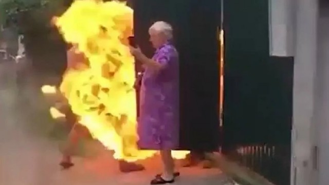 Россиянин поджег соседа из самодельного огнемета и ранил женщину в шею гарпуном