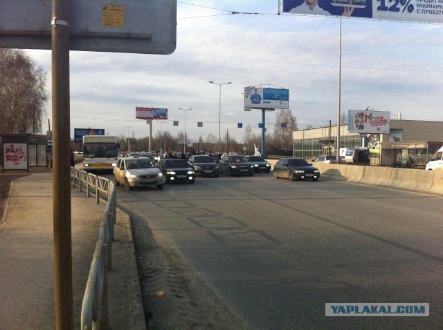 Наглухо затонированные создали пробку в Перми