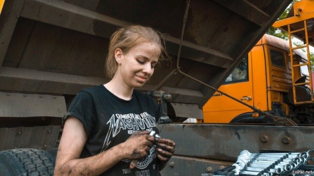 Модель из Англии оставила карьеру и стала дальнобойщицей