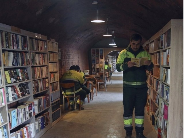 «Поработал — почитай»: Мусорщики создали библиотеку из выброшенных книг