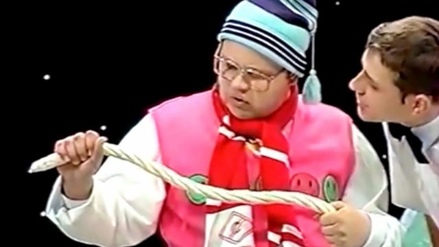 Хотел рукой придержать