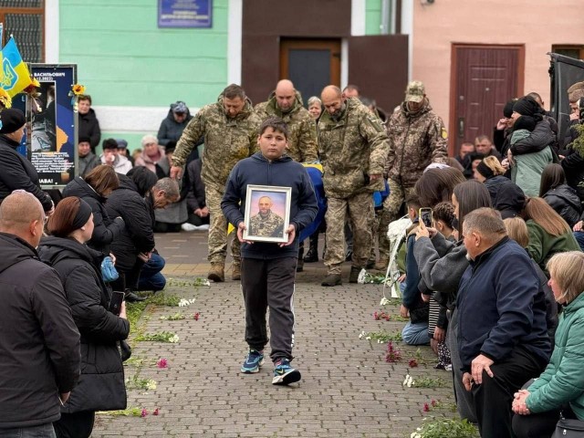 Украинский мальчик похоронил уже 8 отцов