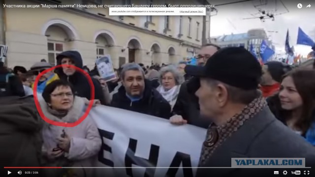 В Москве бандеровцы бьют старика