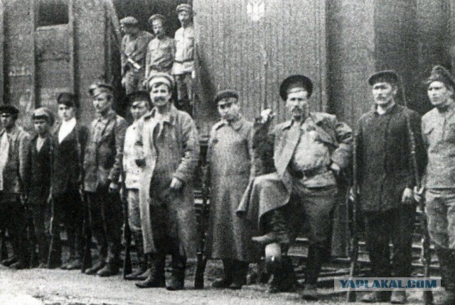 Несколько старых фото и люди на них.