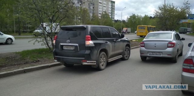 В Екатеринбурге водитель Toyota Land Cruiser поругался с медиками и сбил водителя скорой помощи