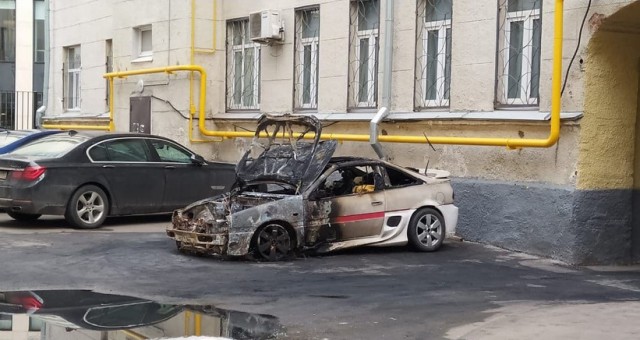 «Как я потратил 200 тысяч рублей и всё лето на электромобиль, а он — сгорел». Печальная история самопального электромобиля