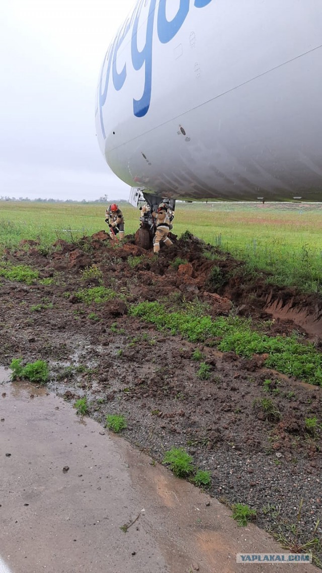 Самолёт Boeing 767 авиакомпании Pegas Fly выкатился за пределы ВПП в Симферополе