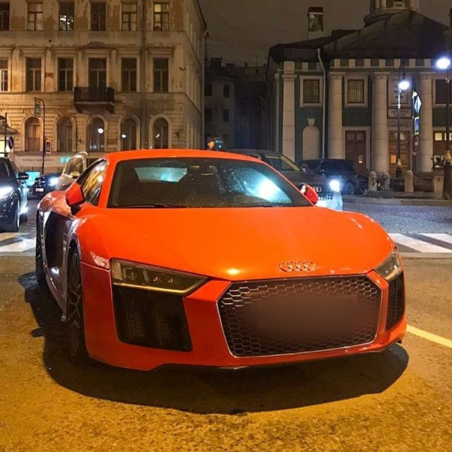 Спорткар Audi R8 на огромной скорости врезался в столб и загорелся на дороге в московских Нижних Мнёвниках