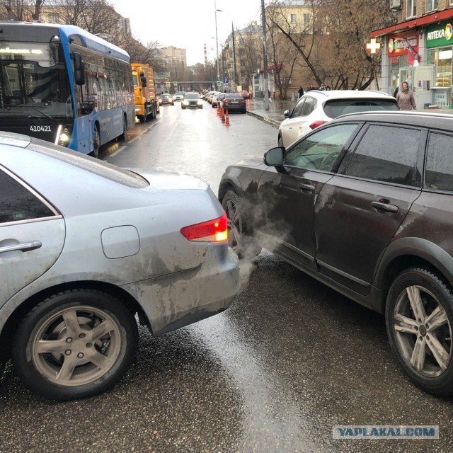 Сдавая задним ходом, нужно смотреть по зеркалам.