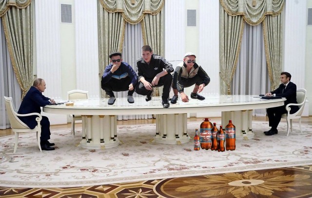 Предлагаю пофотошопить встречу Путина и Макрона