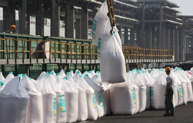 Путин поручил продлить до 31 августа ограничения на экспорт удобрений из России