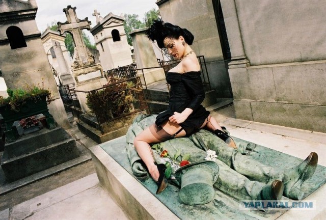 *БАЯН*Могила Виктора Нуара в Париже считается символом плодородия.