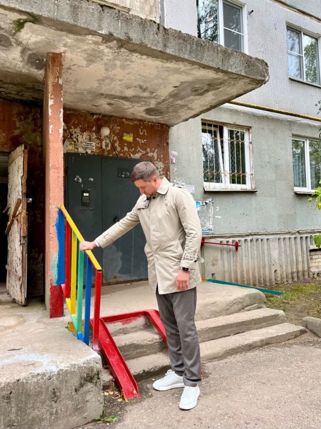 «Захотели добавить красок в жизнь людей». К обшарпанной смоленской многоэтажке приделали цветные перила и пандус