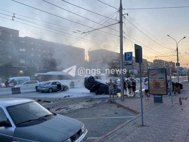 В Новосибирске BMW X5 эпично врезалась сразу в несколько машин