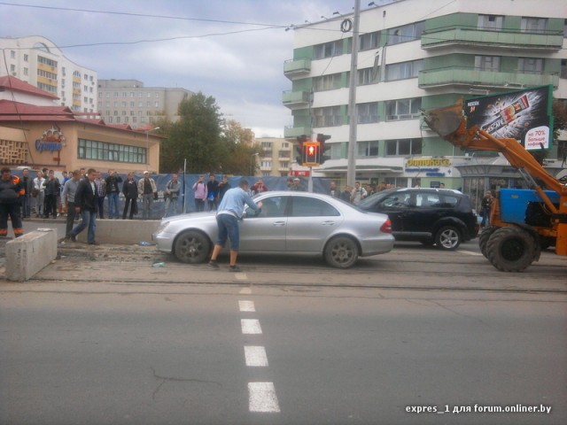 Mercedes застрял в свежем бетоне