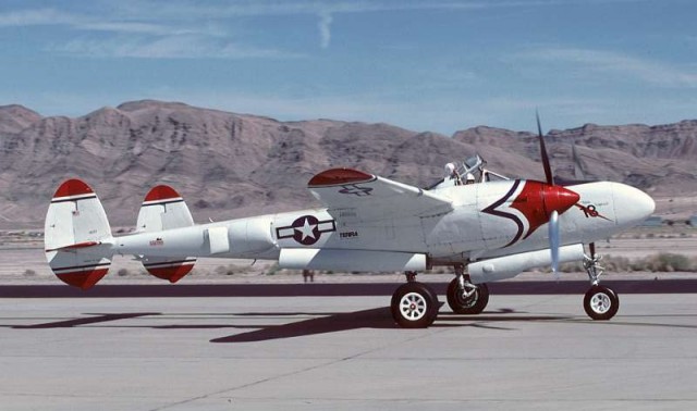 Многоцелевой истребитель P-38 «Lightning»