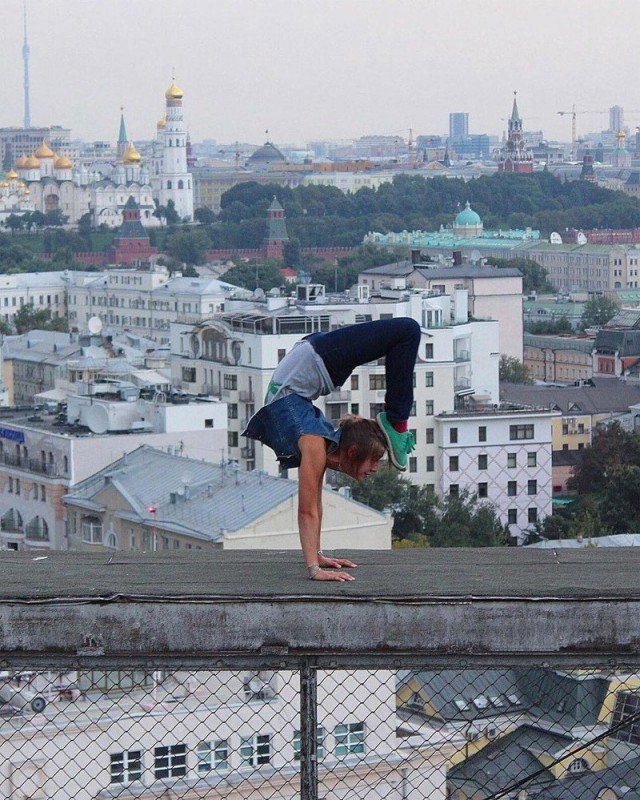 Русская девушка, делающая очень рискованные снимки по всему миру