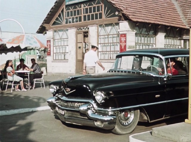 Киев и советский автотрафик 1962 года в фильме "Королева бензоколонки"