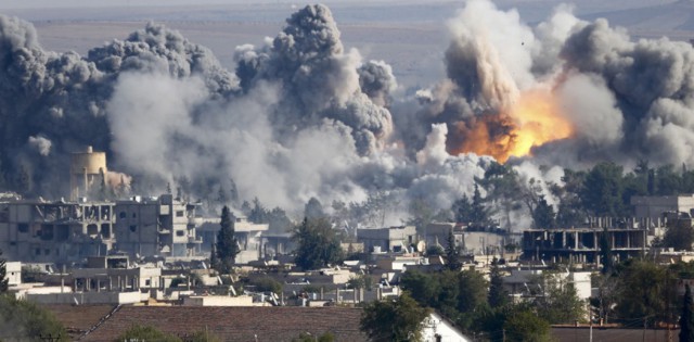 Власти Сирии сбрасывают флаги и одноразовые бритвы для боевиков в Алеппо