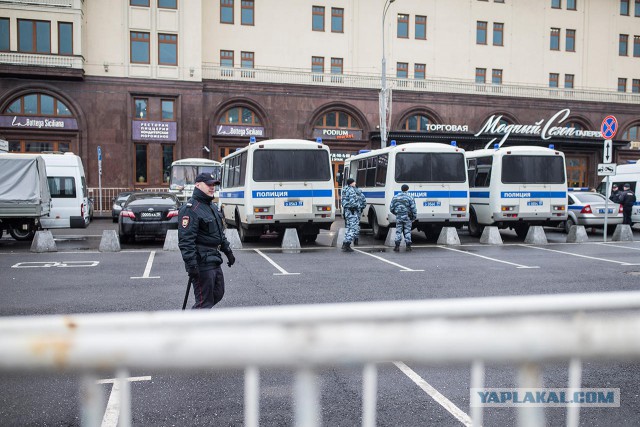 В центре Москвы ставят ограждения, к Манежной и Красной площадям стянут ОМОН