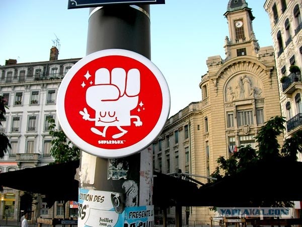 Во Франции рисуют знаки